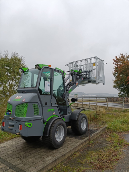 Hoflader L2312 und L2412 inkl. Schaufel und Staplerzinken